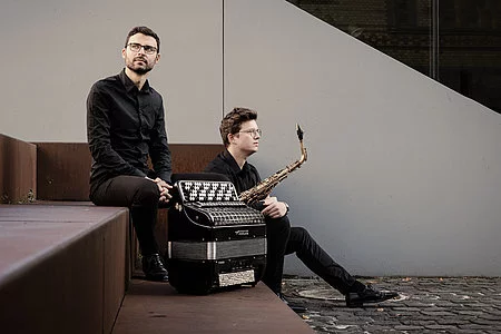 25.5.2024: Kon­zert Duo Ane­mos: Anže Rup­nik (Saxo­fon) und Mar­ko Tri­fu­n­o­vić (Akkor­de­on)