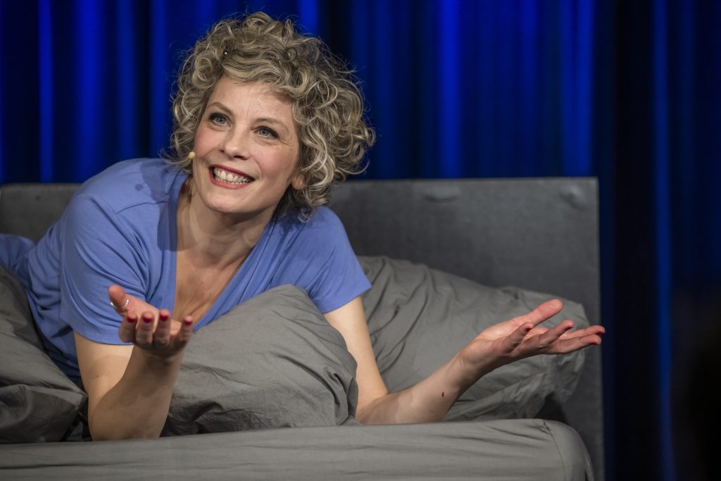 14.11.2026: Thea­ter — Anna Schä­fer mit “Schla­fen­de&nbsp;Hunde”